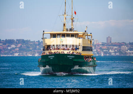 Ferry de Sydney nommé Narrabeen, un ferry de classe eau douce, approchant Manly Wharf à Sydney, Nouvelle-Galles du Sud, Australie Banque D'Images