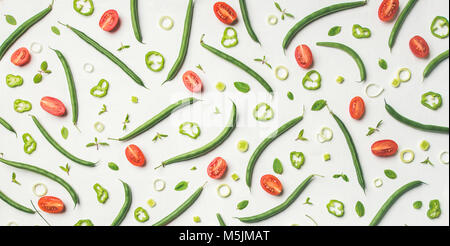 Haricots verts frais et tomates cerises sur fond blanc Banque D'Images