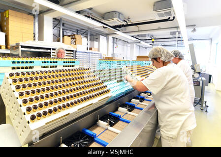 Production de pralines dans une usine pour l'industrie alimentaire - les femmes qui travaillent sur la chaîne de montage Banque D'Images