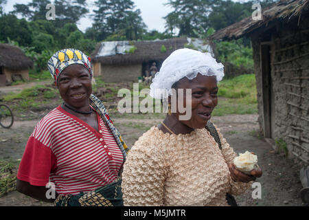 Des femmes vendent l'huile de palme dans les régions rurales de la Sierra Leone Banque D'Images