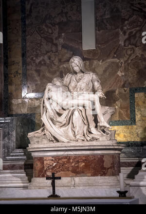 ROME, ITALIE - 15 février 2018 : Renaissance sculpture 'La Pieta de Michel Ange Buonarroti dans la Basilique Saint Pierre au Vatican Banque D'Images