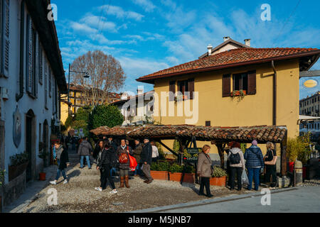 Milan, Italie - 24 févr. 2018 : les touristes et les habitants à un ancien lavoir sur le Naviglio Grande, un canal important à Milan, Lombardie, Italie Banque D'Images