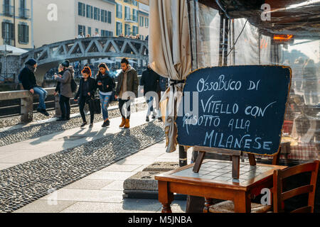 Milan, Italie - 24 févr. 2018 : Inscrivez-vous à la publicité d'un restaurant milanais local plat de la moelle osseuse et risotto au safran jaune du riz sur le Naviglio Grande Banque D'Images