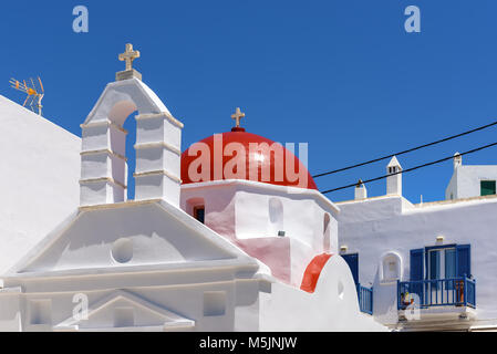 Bâtiment de l'église grecque typique avec dôme rouge dans la ville de Mykonos. Cyclades, Grèce Banque D'Images