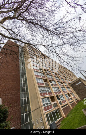 Appartements en forme de tour sur Commercial Road, Bristol. Banque D'Images