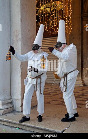 Les hommes en costumes traditionnels de la Commedia dell Arte,Carnaval de Venise,Italie Banque D'Images