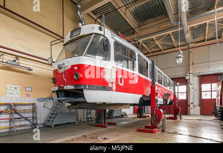 L'entretien de vieux tram cassé vérins de levage en atelier Banque D'Images