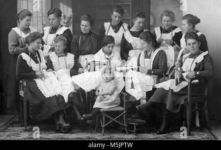 L'apprentissage de la couture avec les femmes,machine à coudre,1920,Allemagne Banque D'Images