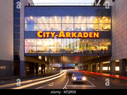 City-Arkaden au crépuscule,,Wuppertal Bergisches Pays,Rhénanie du Nord-Westphalie,Allemagne Banque D'Images