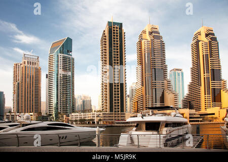 Dubaï, Émirats arabes unis - Février 2018 : vue sur les gratte-ciel modernes qui brille dans l'aube des lumières dans la Marina de Dubaï à Dubaï, Émirats arabes unis. Banque D'Images