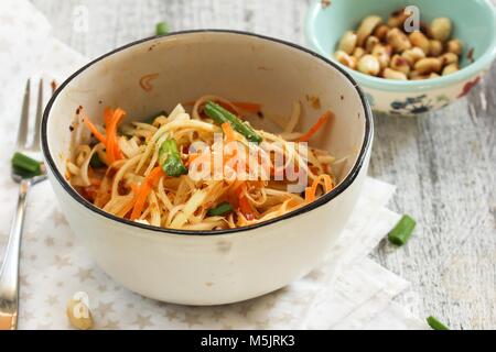 Salade de papaye verte thaïlandaise fait maison dans un bol blanc, selective focus Banque D'Images