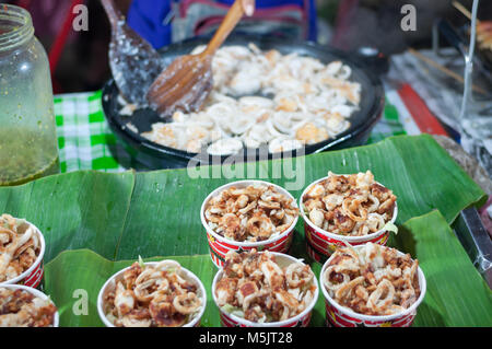 Incorporer les calmars d'oeufs plat de cuisson avec le marché alimentaire de la rue Booth en Thaïlande Banque D'Images