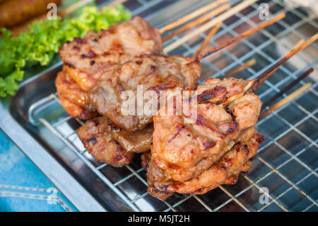 Close up le porc grillé stick sur le marché de la grille, la cuisine thaï, l'alimentation de rue traditionnelles par signatures présentation délicieux et facile de manger Banque D'Images