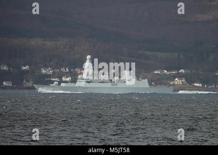 Le HMS Dauntless (D33), une audacieuse-classe (ou type 45 destroyer) utilisés par la Royal Navy, les chefs au-delà de la ville côtière de Skelmorlie d'Ayrshire. Banque D'Images