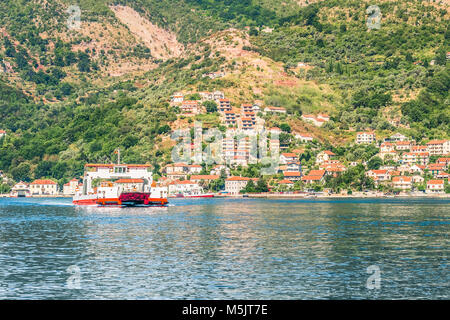 Traversée en ferry dans la baie de Kotor, Monténégro. Banque D'Images