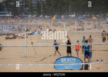 Jeux de volley-ball de plage amateur joués sur la plage de Manly, Sydney, Nouvelle-Galles du Sud, Australie Banque D'Images