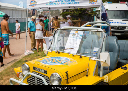 Mini moke jaune véhicule à Manly Beach à Sydney, Australie Banque D'Images