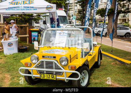 Mini véhicule moke Austin Leyland jaune à la plage de Manly à Sydney, Australie Banque D'Images