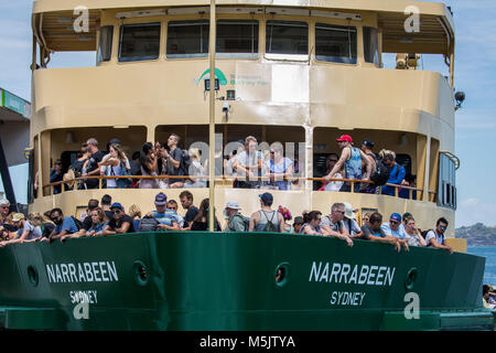 Passagers et touristes sur le ferry de Sydney nommé MV Narrabeen, à l'approche de Manly Wharf, Sydney, Australie Banque D'Images