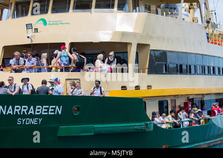 Passagers et touristes sur le ferry de Sydney nommé MV Narrabeen, à l'approche de Manly Wharf, Sydney, Australie Banque D'Images