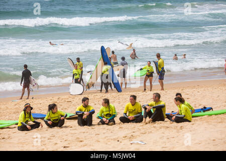 Personnes ayant une leçon de surf à Manly surf school sur Manly Beach à Sydney, Australie Banque D'Images