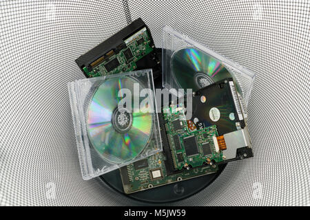 Vieux cd et les disques sont en papier de couleur anthracite, panier à déchets données isolated on white Banque D'Images