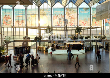 Les voyageurs au Sky City entre le terminal domestique et international à l'aéroport d'Arlanda à Stockholm. C'est l'aéroport le plus achalandé en Suède. Banque D'Images