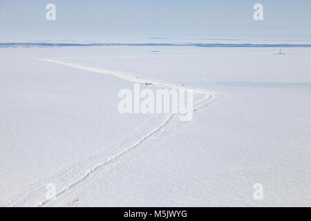 Route dans la toundra d'hiver Banque D'Images