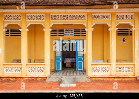 Portes bleues sur fond jaune à l'extérieur du Temple Cao Dai Saint-siège, la province de Tay Ninh, Vietnam. Banque D'Images