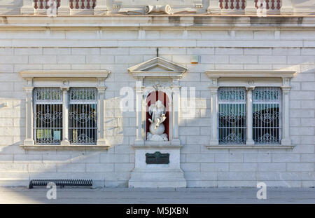 Façade du bâtiment néoclassique de l'emplacement du bureau de poste de la place principale de Palmanova, Italie Banque D'Images