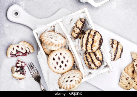 Assortiment de pâtés et de cookies sur un fond rustique gris clair. Banque D'Images