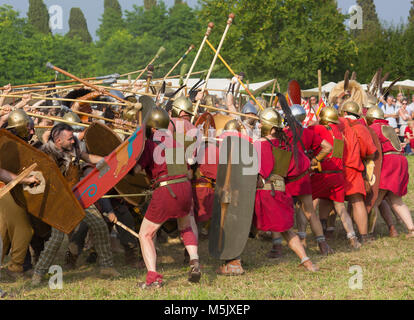 AQUILEIA, Italie - 22 juin 2014 : Bataille entre les Romains et les Celtes Carniques à la reconstitution de la Rome antique Banque D'Images