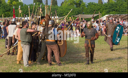 AQUILEIA, Italie - 22 juin 2014 : une formation de soldats celtique Carniques avant la bataille entre eux et les Romains à la reconstitution de la Rome antique Banque D'Images