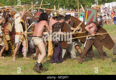 AQUILEIA, Italie - 22 juin 2014 : une formation celtique en action dans la bataille entre les Romains et les Celtes Carniques à la reconstitution de la Rome antique Banque D'Images