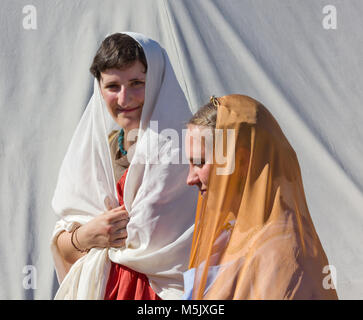 AQUILEIA, Italie - le 18 juin 2017 : Gros plan sur deux jeunes filles portant costume de scène à l'ancienne cité romaine locale annuelle reconstitution historique Banque D'Images