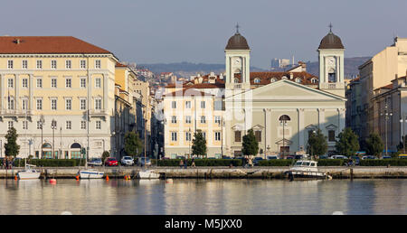 Vue sur le front de mer de Trieste en hiver, en face de l'église grecque orthodoxe de Saint Nicolas Banque D'Images