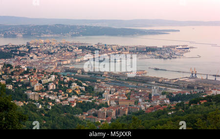 Trieste, Italie, paysage urbain au coucher du soleil Banque D'Images