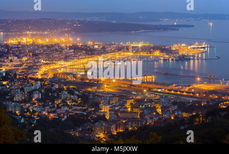 Trieste, Italie, paysage urbain en fin de soirée Banque D'Images