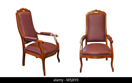 Position de deux vieux luxe et vintage fauteuils en bois contre blanc avec clipping path Banque D'Images