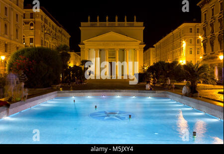 TRIESTE, Italie - 3 août 2017 : vue de la nuit de la Piazza Sant'Antonio Nuovo avec l'église catholique de Sant'Antionio Taumaturgo et la fontaine dans le Banque D'Images