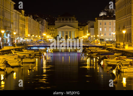 TRIESTE, Italie - 3 août 2017 : Canal Grande et la place Sant'Antonio de nuit, avec l'église néo-classique du même nom dans l'arrière-plan Banque D'Images