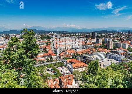 Vue sur la capitale de Ljubljana. Au premier plan sont le marché et le pont du dragon, Ljubljana, Slovénie, Europe Banque D'Images