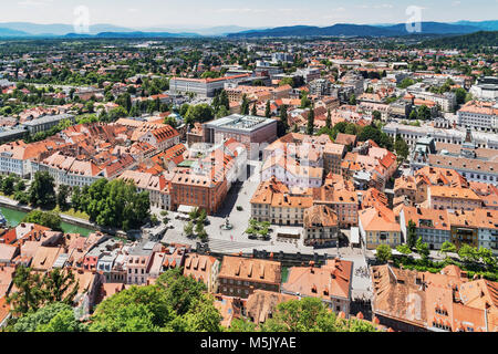 Vue sur la vieille ville de Ljubljana à la Bibliothèque Nationale et Universitaire de Slovénie (Narodna knjiznica en univerzitetna). Le bâtiment a été construit par J Banque D'Images