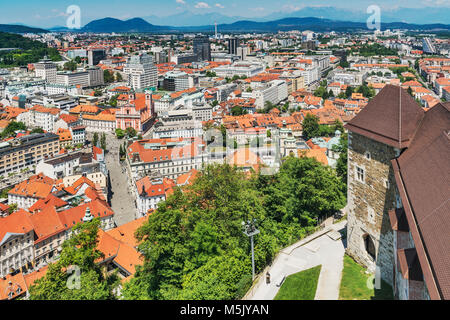 Vue depuis le château de Ljubljana sur la ville, à l'église des Franciscains (Franciskanska cerkev) et au pont Tromostovje (trois ponts). Banque D'Images