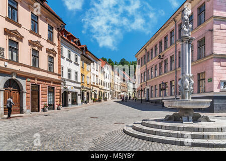 L'Upper Square (BREG) est l'une des parties les plus anciennes de Ljubljana. À la partie la plus large de la place se dresse une Herkulov Vodnjak Hercules (fontaine). Banque D'Images