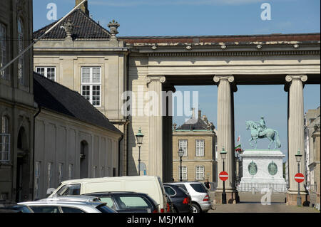 Statue équestre du roi Frederik V et le Palais d'Amalienborg, accueil du Prince Frederik et la Princesse héritière Mary de la famille royale danoise, Banque D'Images