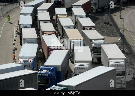 File de camions en attente d'entrer dans le MS cruiseferry Stena Vision à Karlskrona Stena Line Ferry Terminal à Karlskrona, Blekinge, Suède. 6 août 20 Banque D'Images