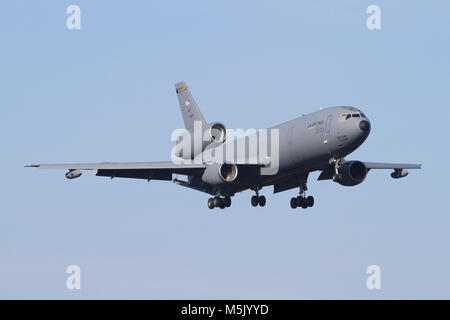 USAF KC-10A Extender de ravitaillement et de transport McGuire AFB en approche en RAF Mildenhall sur un week-end froid et clair. Banque D'Images