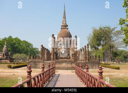 SUKHOTHAI, THAÏLANDE, février, 23, 2017 - Wat Sa Si Temple en Temple, Parc historique de Sukhothaï Sukhothaï, Thaïlande Banque D'Images