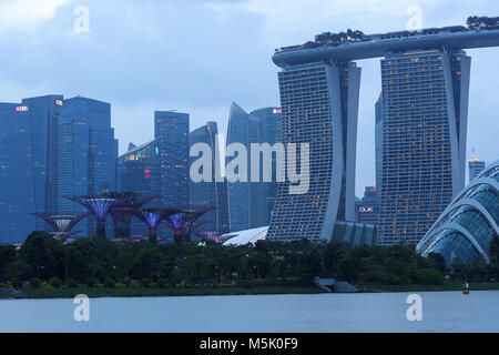Singapour à Marina Bay au crépuscule avec Supertrees, le nuage et dômes de fleurs, Marina Bay Sands Banque D'Images